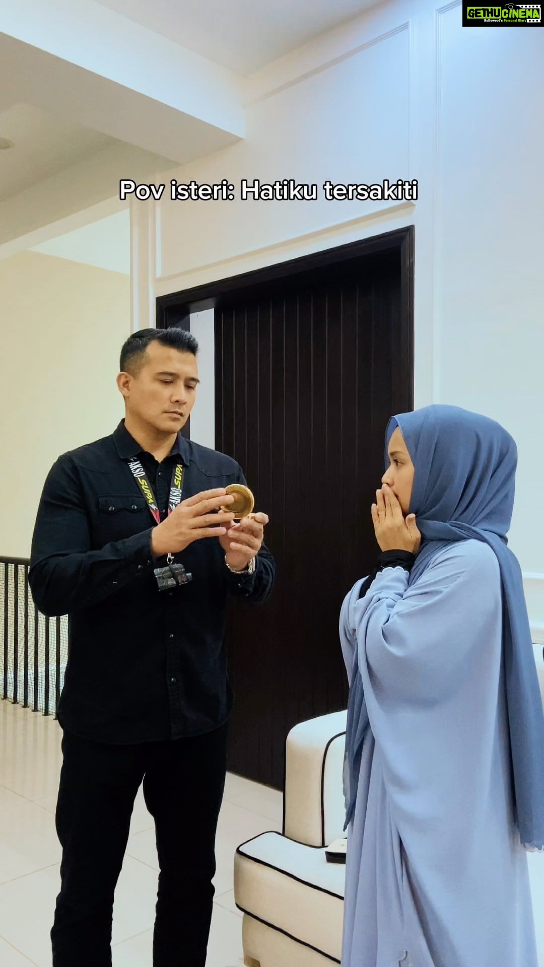 Aaron Aziz Instagram - Masya Allah tahu pun hati terguris terluka bila kita tutup make up chanel la, nanti tepung make up tu pecah la apa la macam tu! Bila tutup kereta tak fikir la pulak… @officialaksomalaysia @vapeempiremalaysia #abghatiselaluterguris #abgkasiremindersikitaje #abgdahlamasabar #abgtetaplove Serene Pant suit With shawl attached By @diyanahalikcom