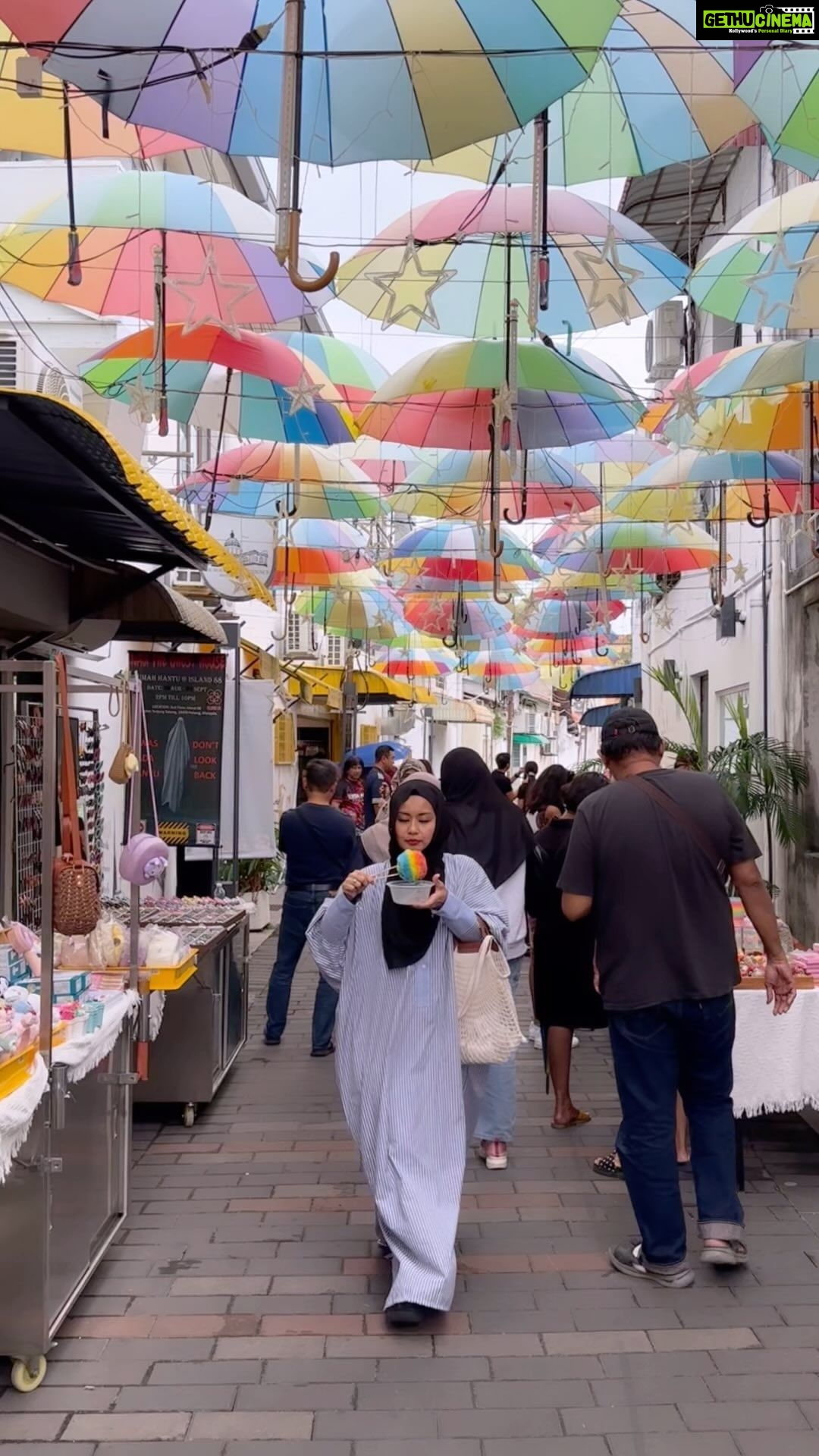 Aaron Aziz Instagram - Masya Allah Tabarakallah You have never been to Penang if you have not stepped into Armenian St! Keep your wallet zapped tight because tempat ni berhantu. And you MUST buy the Roti Awan!! Bestest! Ended our night with thrifting (according to my children) at Fujiyama. Well I was expecting rm10 kind of clothes, tapi beratus. Apa nya thrifting tu! Ahlia Amiii Ahlia Amiiiii walked out with “thrifted stuffs” 😢😩 Nasib Daddy masuk sekali! Allahumma Barik! Kaftan Shirt by Me! Hehe @diyanahalikcom www.diyanahalik.sg www.diyanahalik.com 59 Arab St Singapore