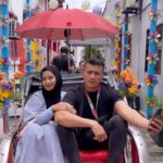 Aaron Aziz Instagram – Masya Allah Tabarakallah Kepada semua wanita diluar sana, kalau suami kamu sanggup sempit sempit duduk beca, hargailah mereka.

Hairan Abg, Armenian St pun boleh shopping sampai beratus eh. Hebat hebat. Lepas beca dia suruh tunggu jap dlm Kereta. 2 jam kena sidai! Cash takde ingat selamat rupanya semuaaaa scan and pay dah!!! 

#RedhaItuIkhlasPasrahItuBerserah 
#abgloveAbgturutkan #abgloveAbgfollow #abgloveAbgsenyumaje #abgloveAbgMAEaje #abgBenciScanandPay #AbgSuamiDiyanaHalik #AbgdanNasibAbg @officialaksomalaysia @diyanahalikcom Georgetown, Malaysia