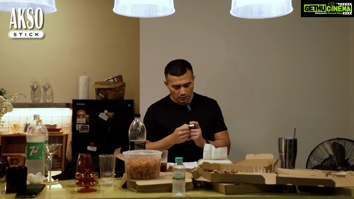 Aaron Aziz Instagram - Yg merokok mesti ada masalah mcm ni kan? Switch to #AksoNicstick #AksoCoolstick korang tak akan ada problem ni!! @officialaksomalaysia @vapeempiremalaysia #thevapedon #Akso