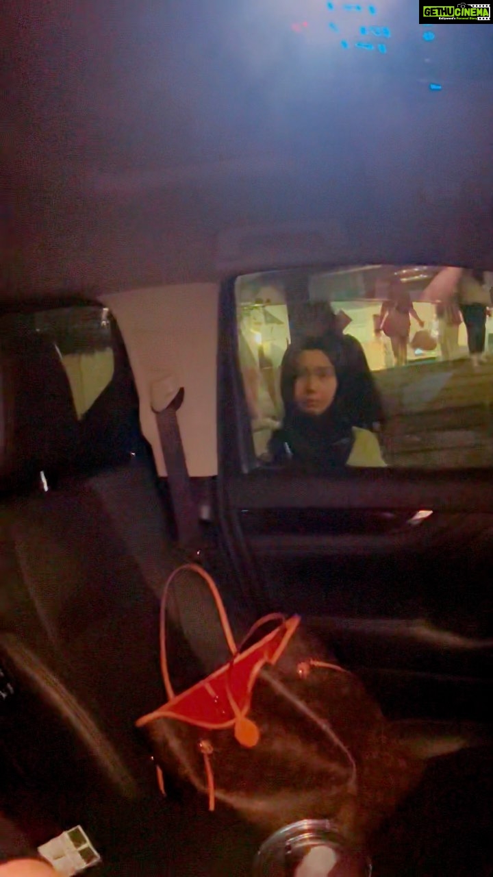 Aaron Aziz Instagram - Adakah sang suami berpihak saya atau sebaliknya? Tolong lah faham wahai isteri tersayang ku @diyanahalik @officialaksomalaysia @vapeempiremalaysia @hombremalaysia #TheVapeDon #aksosupa9000 #Abgispenyabar #Abgissweet #Abgjadipenungguselalu