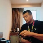 Aaron Aziz Instagram - ( Part 2 ) Rendang Tok Ron. Tengok dan belajar ye suami suami semua…bukan senang saya nak kongsi rahsia ni. @officialaksomalaysia @vapeempiremalaysia @hombremalaysia #AksoIGOpunbolehmasak #MasakanSurvivor #Abgkongsiilmu #AbgisHebat #AksoSupa #TheVapeDon #Hombre