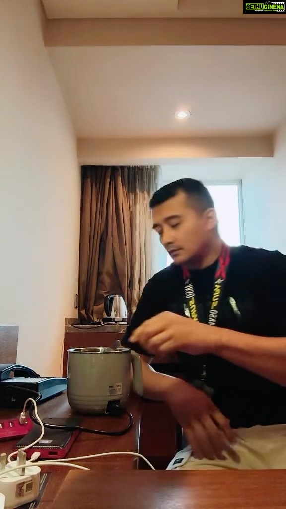 Aaron Aziz Instagram - ( Part 2 ) Rendang Tok Ron. Tengok dan belajar ye suami suami semua…bukan senang saya nak kongsi rahsia ni. @officialaksomalaysia @vapeempiremalaysia @hombremalaysia #AksoIGOpunbolehmasak #MasakanSurvivor #Abgkongsiilmu #AbgisHebat #AksoSupa #TheVapeDon #Hombre