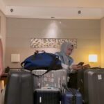 Aaron Aziz Instagram - “No la, I tak shopping Dar this trip…….” Yg pilih pilih dia, yg bayar abg. Yg pack dia memang betul, yg angkat tolak abg. #abgsedih #abgselalukenagame #abgtertipulagi @officialaksomalaysia @diyanahalikcom