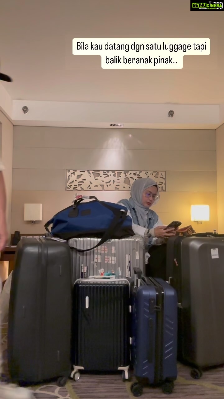 Aaron Aziz Instagram - “No la, I tak shopping Dar this trip…….” Yg pilih pilih dia, yg bayar abg. Yg pack dia memang betul, yg angkat tolak abg. #abgsedih #abgselalukenagame #abgtertipulagi @officialaksomalaysia @diyanahalikcom