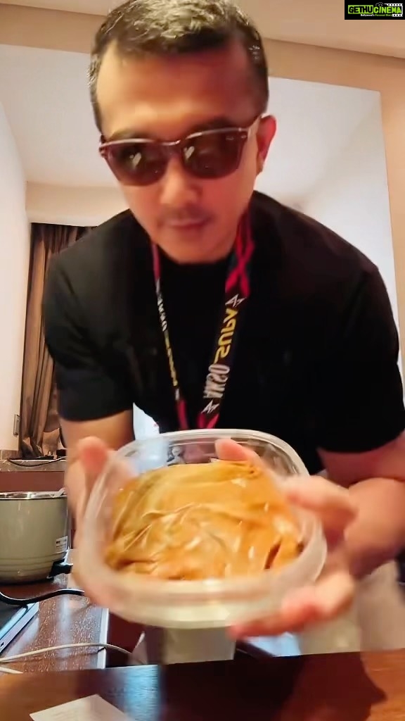 Aaron Aziz Instagram - (PART 1) Abg ajar masak rendang bawah 2 minute. @officialaksomalaysia @vapeempiremalaysia @hombremalaysia @gordongram #GordonbelajardariAbg #ThevapeDon #AksoSupa #Dontseemenoup