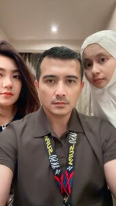 Aaron Aziz Instagram - Kak Mercedes masuk frame la pulak… kacau betul lah… @diyanahalik @officialaksomalaysia @vapeempiremalaysia #Abgkantoi #Abgjanjisetia #nicumamimpi #Abgtakbatalwuduk #thevapedon