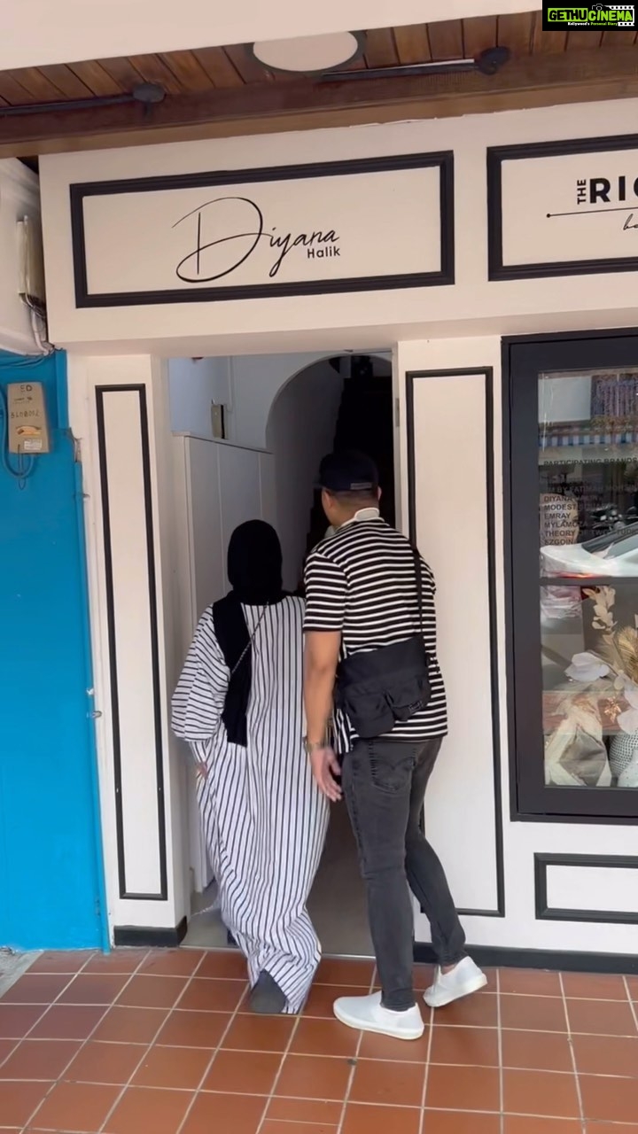 Aaron Aziz Instagram - Alhamdulilah our routine in Singapore is to stock up new collection for @diyanahalikcom at @fabmarketbyfm 59 Arab St! So kita dah stock new tudungs yg belum launch, Kaftan, Serene new colours and Faith suit. Dont wait ok! Thank you to eveyone yg datang support and Also Ustaz Mizi and Family Alhamdulilah. See u all the store nanti Insya Allah