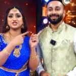 Aashika Padukone Instagram – గణేశ్ ఉత్సవాల సందర్భంగా కొన్ని ప్రశ్నలు.. జవాబులు. Nayani & Vishal ఎంత sweet గా answer చేశారో చూడండి! 🥰😍

 #PadamatiSandhyaRagamGaneshSambarm #GaneshChaturthiCelebrations #Zee5Telugu #Zee5

@pallavi_gowda_official @nishaa_gowda @manuumanoj47 @rraghu_actor @maahigouthami
@navya_swamy @ravikrishna_official @saikiran_official_23 @jayashree.s.raj @soundaryareddy_official @preethi__sharma__official @ashikapadukone_official @im_chandugowda @nisha_ravikrishnanoffl_ @yashwanth_gowda_official__ @actoranil_allam @sangeetha_kalyankumar @the_prithviraj @deepthimanne_official @actormunna_official @yours_harshala_honey