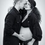 Aashka Goradia Instagram - Hey Dad! 😘 . . . . . . . . . . . . . #pregnancy #pregnancyshoot #pregnancyphotoshoot #pregnant #dadtobe #momtobe #parentstobe #32weekspregnant