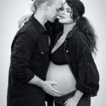 Aashka Goradia Instagram – Hey Dad! 😘
.
.
.
.
.
.
.
.
.
.
.
.
.
#pregnancy #pregnancyshoot #pregnancyphotoshoot #pregnant #dadtobe #momtobe #parentstobe #32weekspregnant