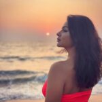 Aashka Goradia Instagram - Ah! JAW-LY Days 😂 Pregnancy swelling is a real thing - no regrets - the change is beautiful! Jaw-ly days will be back with some serious yoga! . . . . . PS - miss you GOA! ♥️ . . . #tbt #flashbackfriday