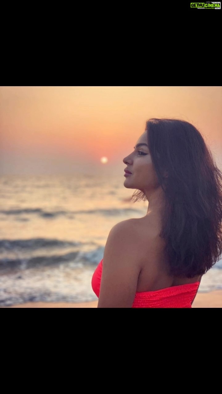 Aashka Goradia Instagram - Ah! JAW-LY Days 😂 Pregnancy swelling is a real thing - no regrets - the change is beautiful! Jaw-ly days will be back with some serious yoga! . . . . . PS - miss you GOA! ♥️ . . . #tbt #flashbackfriday