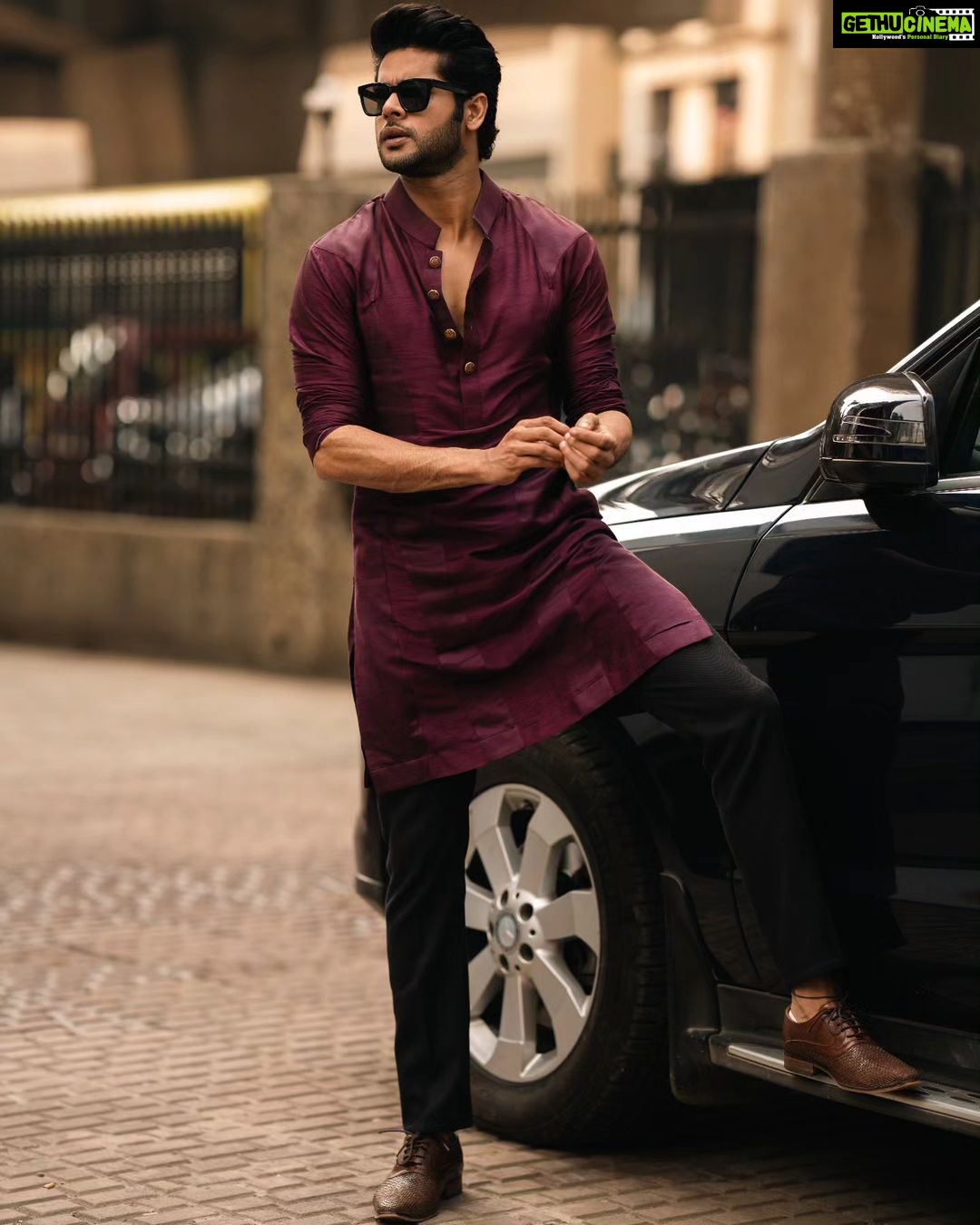 Abhimanyu Dasani Instagram - Your ride has arrived. . 📸 @vaibhav.photographyyy 🧥 @niveditasaboocouture Styled by @anshikaav Assisted by @bhatia_tanisha 🧑🏾🎤 @davehemali_