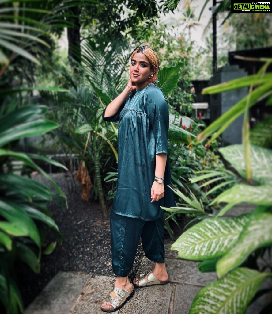 Abhirami Suresh Instagram - @l_zaba piece of art in perfect blend with my haven @uutopianjournal ✨ such a comfortable and elegant attire ❤ #coordset Cafe Uutopia