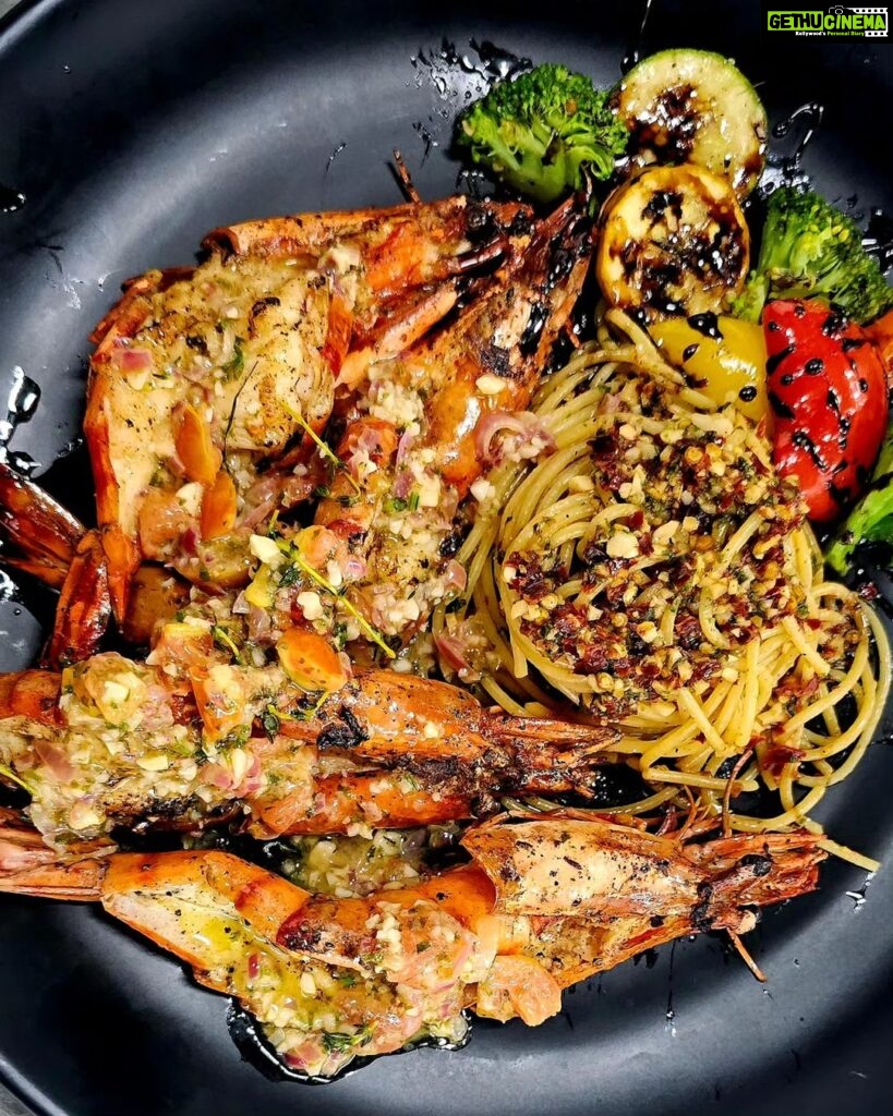 Abhirami Suresh Instagram - Lemon garlic grilled tiger prawns.... Cafe Uutopia