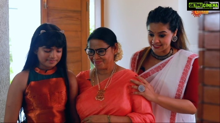 Abhirami Suresh Instagram - പാപ്പുവും അമ്മൂമ്മയും ശിൽപ്പയുടെ കലവറയിലേക്ക് പപ്പുവിനെയും അമ്മൂമ്മയേയും ഞെട്ടിക്കാൻ റെഡിയായി ശിൽപ്പ EXO LUNCHBOX | OCT 22 | SUNDAY | 11:30 AM #SuryaTV #ExoLunchbox #AntiBacterialExoSuperGelLunchboxContest #ExoLunchboxContest #ContestOnSuryaTV #SocialMediaContest #MalayalamShows #ShowsOnSuryaTV #ContestsOnSuryaTV #ExoLunchboxContestOnSuryaTV #HealthyRecipes #HealthyLunchbox @antibacterialexo . . #healthy #tasty #lunchbox #lunchrecipe #healthyfood #healthysnacks #healthyeating #healthyliving
