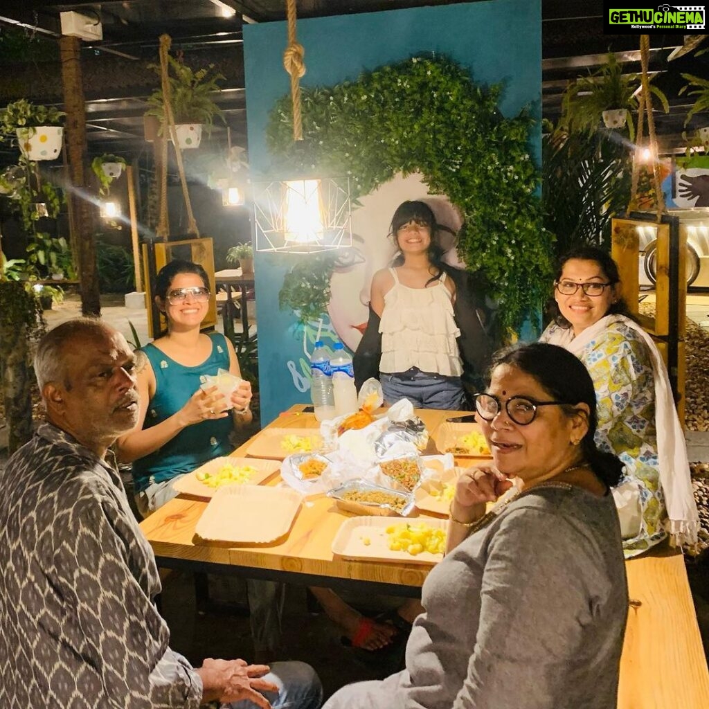 Abhirami Suresh Instagram - കൂടെ തന്നെ അനുഗ്രഹമായി ഉണ്ടെന്നറിയാം അച്ഛെ … വീഴാതെ തളരാതെ കാത്തോണേ .. :) @uutopianjournal Reopening 🤍🙏🏻 Cafe Uutopia