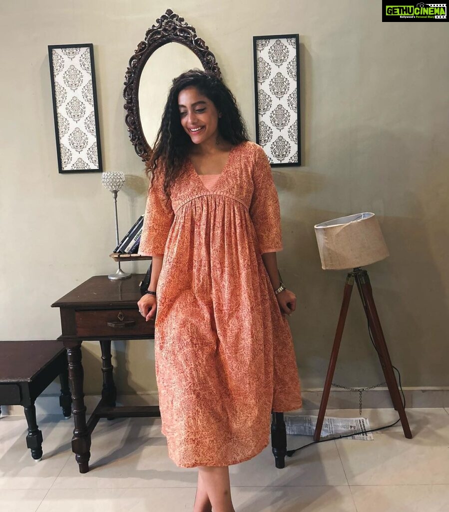 Abhirami Venkatachalam Instagram - @abhirami.venkatachalam looks as ‘lovely’ as ever in our Chestnut cotton tent dress.😻🍂✨🫶🏻 . For @jfwdigital ‘s web series ‘The Apartment’. . The 1st episode is out! Go watch it now!♥️ . . . #collab #abhiramivenkatachalam #webseries Chennai, India