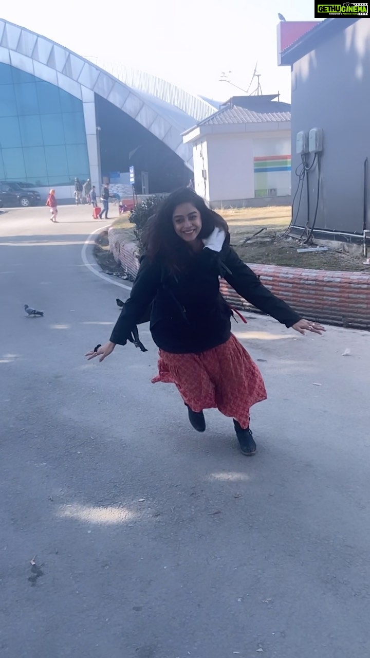Abhirami Venkatachalam Instagram - Happy Valentine’s Day fam ♥️✨ #life #love #live #happy #vibes #positivevibes #anirudh #music #abhiramivenkatachalam #av #kannamma #instagram #instagood #instareels #instamood #instadaily #instalike #instalove #reels #kashmir #beauty #nature #love PS- I love you cosmos ✨