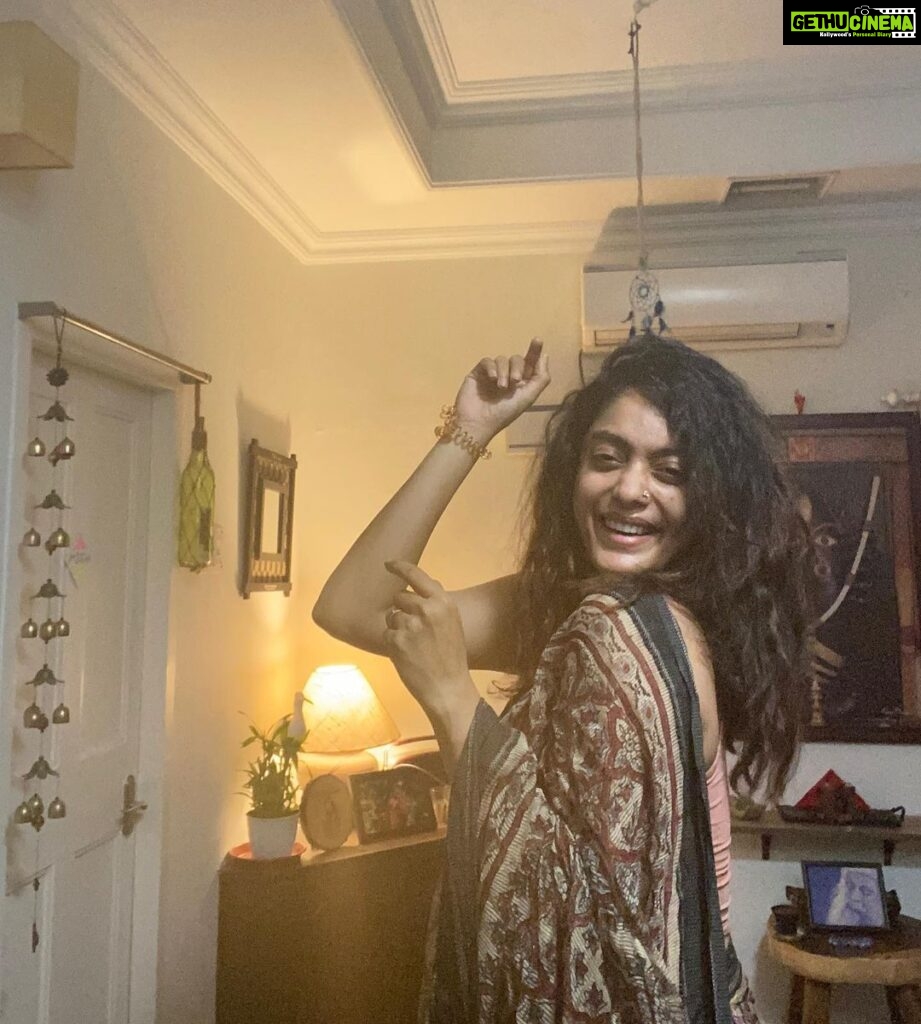Abhirami Venkatachalam Instagram - Caught while dancing for the same song in my Sadhana room✨ PC- amma 😘 #live #life #love #happy #moments #vibe #positivevibes #abhiramivenkatachalam #kannamma #av #instagram #instagood #instapost #instamood #instalike #instalove #home #chennai #nomakeup #nofilter