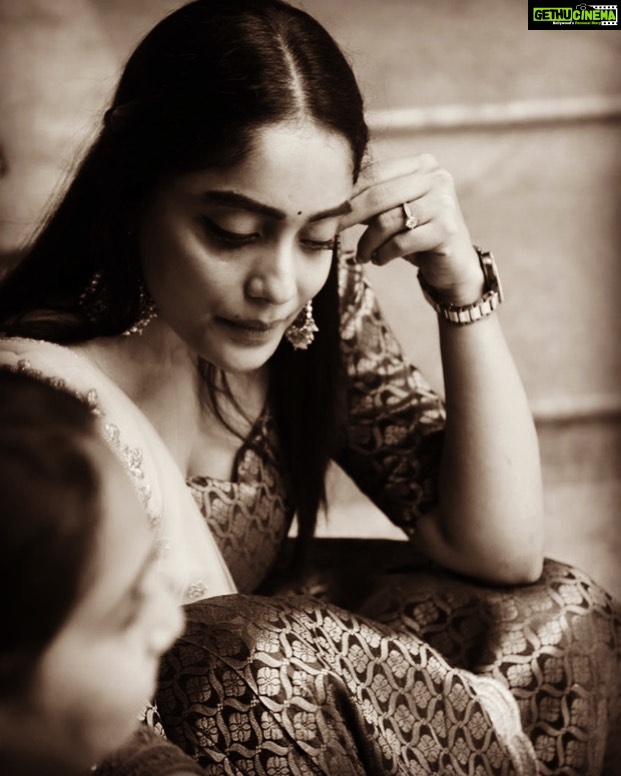 Abhirami Venkatachalam Instagram - ЁЯЦд роХрогрпНроЯ роиро╛ро│рпН роорпБродро▓ро╛ропрпН роХро╛родро▓рпН рокрпЖро░рпБроХрпБродроЯро┐ роХрпИропро┐ройро┐ро▓рпН ро╡рпЗро▓рпН рокро┐роЯро┐родрпНрод роХро░рпБрогрпИ роЪро┐ро╡ рокро╛ро▓ройрпИ #life #love #live #happy #vibes #abhiramivenkatachalam #kannamma #av #instagram #instagood #instamood #instalike #instalove #instafashion #instapost #chennai #shoot