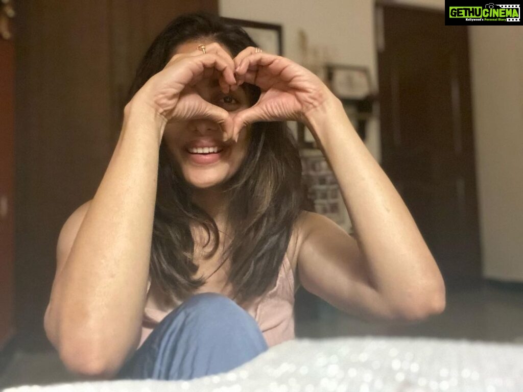 Abhirami Venkatachalam Instagram - Sending lot of love to heal your hearts fam🤍 #live #life #love #happy #vibes #heart #hugs #abhiramivenkatachalam #kannamma #av #instagram #instagood #instalove #instalike #instamood #instapost #chennai #home