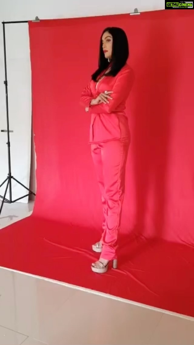 Abhirami Venkatachalam Instagram - Best sound ever is the ๐ธ click sound I hear every time I pose โฅ๏ธ #life #love #live #happy #vibes #shoot #ever #exciting #red #instagram #instagood #instalife #instamode #instalike #instamood #instafshion #abhiramivenkatachalam #kannamma #av #chennai @shasha_hair_beauty @ardanaharanbridal @suthanviran I miss our team.. ๐