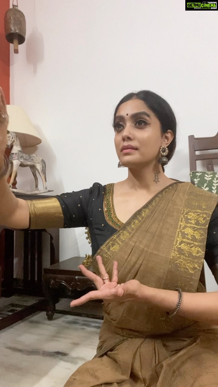Abhirami Venkatachalam Instagram - காடுடையசுட லைப்பொடிபூசிஎன் உள்ளங்கவர் கள்வன் Thevaram is such a beautiful verse on lord shiva (adavallan) 🙏🏼 sung by gnanasambandar 🙏🏼 the beauty of this verse is that we can choreograph it as a bhakthi offering or even a love struck scene with the beautiful shiva🙏🏼 My fav bgm from Ponniyin Selvan... always in love with @arrahman music , pls do release the complete version of it sir can’t wait to listen to the whole thevaram 🙏🏼🙏🏼🙏🏼 I still can’t forget the moment I heard this tune while watching the movie ... ponniyin selvar @jayamravi_official is opening the olaichuvadi from vanathi ... what a scene ♥️ loved every bit of it✨ and this is a small dedication for the beautiful choreographer and my beloved master @brinda_gopal 😚 ( pizhai irundaal mannikavum 🙏🏼) PS- I do not own the rights for the audio .. reel done out of love #life #love #live #happy #vibes #ponniyinselvan #arrahman #maniratnam #abhiramivenkatachalam #kannama #jayamravi #ab #instagram #instareels #reels #chennai #home