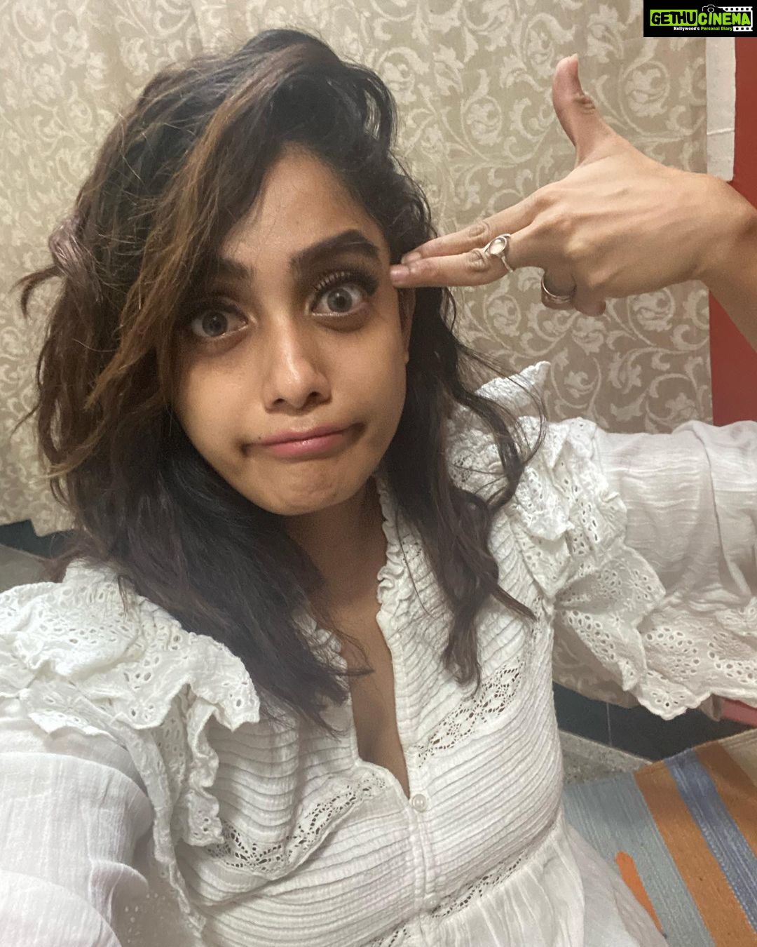 Abhirami Venkatachalam Instagram - Lol 80% of worlds population yesterday eve... I saw how social media addiction was killing ppl by just loosing their followers because of some bug issue with Instagram..... do not give so much importance to all this fam 🤍 lots of love - AB.... PS: mental health is very important don’t make these petty things spoil it 😚 #life #love #live #happy #vibes #abhiramivenkatachalam #kannamma #ab