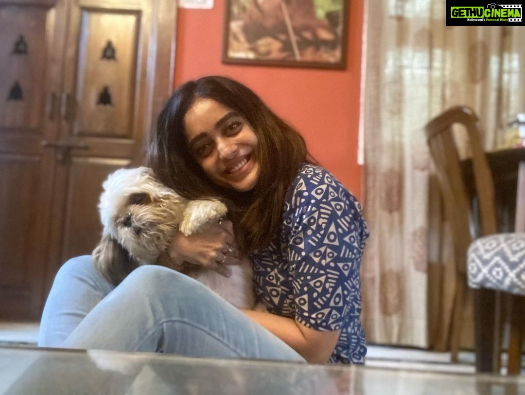 Abhirami Venkatachalam Instagram - Love is so unconditional ;Love liberates ; Love is the reason why I do what I do ; And so I think which is the greatest gift in the world 🤍 #life #love #live #happy #vibes #positivevibes #hugs #doglover #simba #abhiramivenkatachalam #kannamma #ab #instagram #instalove #instalike #instadaily #instagood #instapost #chennai #home