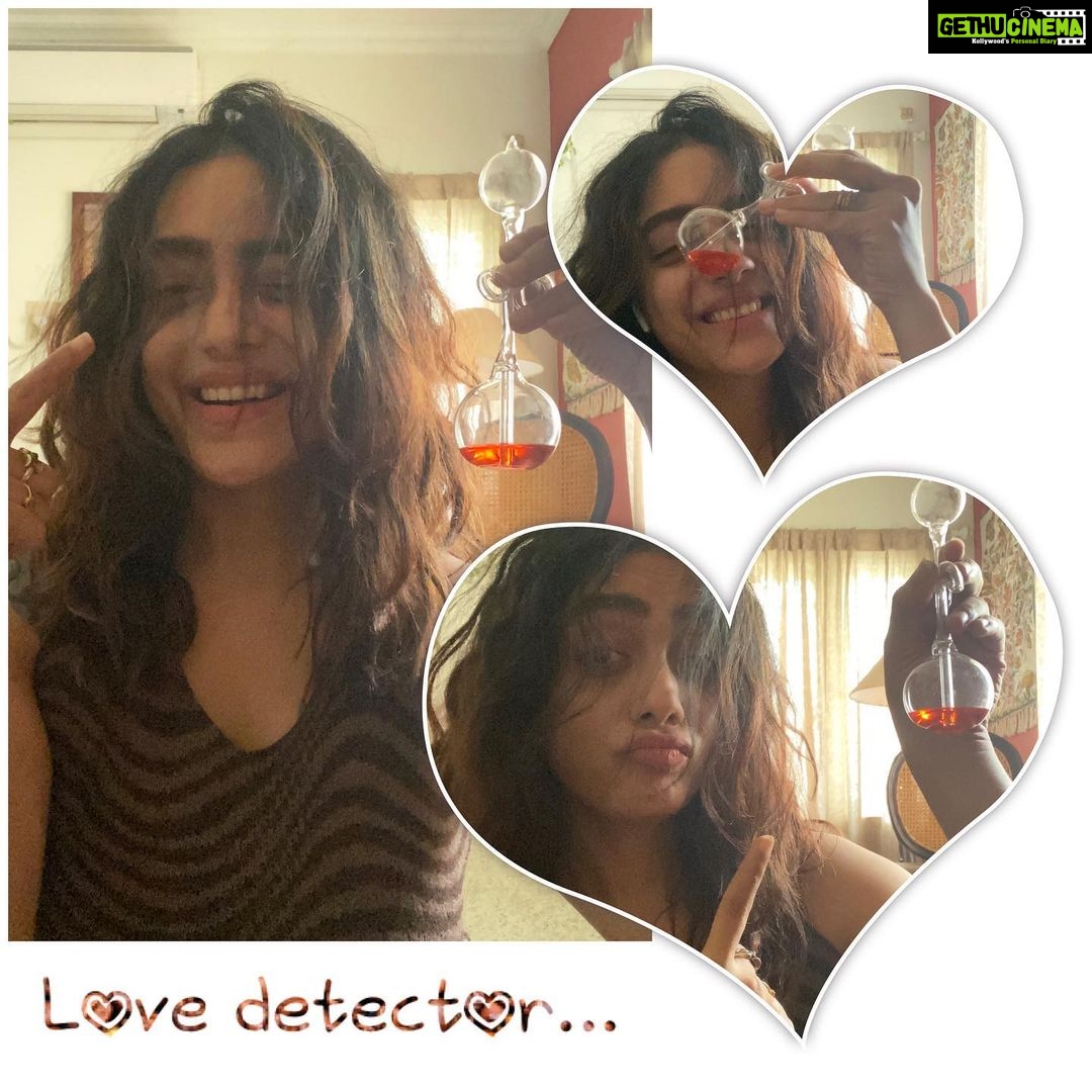 Abhirami Venkatachalam Instagram - Hey blast from past βοΈ so this was one of the gifts from my fam π€ found it while cleaning my closet.... really tempted me to update a video so yayeeee stay tuned darlings ππ.... #live #life #love #smile #happy #vibes #positivevibes #abhiramivenkatachalam #kannamma #ab #instagram #instagood #instapost #instadaily #instalife #instalikes #chennai #home