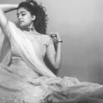 Abhirami Venkatachalam Instagram - விழியில் உன் விழியில்🤍 #abhiramivenkatachalam #av #kannamma #kanmani #love #life #universe #✨ PS- did you stand in front of the mirror and say how great you are 😘if you did not then do it right now 🤗 #positivevibes