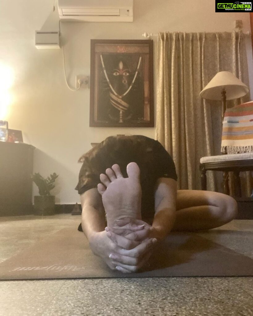 Abhirami Venkatachalam Instagram - Yogasanas "If you consciously hold an asana, it can alter the way you think, feel, and experience life. This is what Hatha Yoga can do”🙏🏼🙏🏼🙏🏼 #hatayoga #yoga #mylife #experience #love #life #happiness #practice #regular #instagood #instapost #instagram #instalife #abhiramivenkatachalam #kannamma #ab #chennai #home
