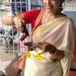 Abhirami Venkatachalam Instagram - One reel for the filter kaapi love 🤍 #coffee #lover #love #filtercoffee #madras #chennai #instagood #instagram #instalove #instareels #insta #life #happy #abhiramivenkatachalam #kannamma #ab #hugs Video credits- @kaliveerapathiran Thiruvanmiyur