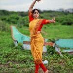 Abhirami Venkatachalam Instagram - I measure my happiness with your smile my Mother Nature 🙏🏼 @consciousplanet #nature #mother #savesoil #love #universe #life #gratitude #abhiramivenkatachalam #kannamma #ab #instagram #instagood #instalike #instapost #dance #dancer #chennai Team: @shotsbyuv @kishorekumar5749 @sat_narain