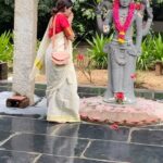 Abhirami Venkatachalam Instagram - My day in Kalakshetra , the moment I went and stood two flowers from Maha Vishnu’s shoulder just fell like a blessing 🙏🏼🌺 don’t know how to say this in words ... I have too many memories with him 🙏🏼🙏🏼🙏🏼 not even a day passed without connecting with him when I was there ...cherished my memories in every step I took ✨ #memories #kalakshetra #dance #love #life #abhiramivenkatachalam #ab #kannamma Video credits - @kaliveerapathiran