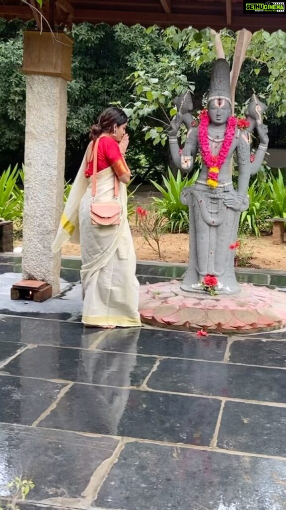 Abhirami Venkatachalam Instagram - My day in Kalakshetra , the moment I went and stood two flowers from Maha Vishnu’s shoulder just fell like a blessing 🙏🏼🌺 don’t know how to say this in words ... I have too many memories with him 🙏🏼🙏🏼🙏🏼 not even a day passed without connecting with him when I was there ...cherished my memories in every step I took ✨ #memories #kalakshetra #dance #love #life #abhiramivenkatachalam #ab #kannamma Video credits - @kaliveerapathiran