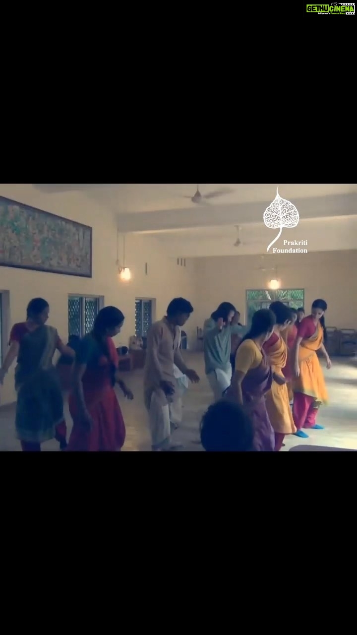 Abhirami Venkatachalam Instagram - Omg omg omg blast from the past ♥️ thank you @theprakritifoundation for sharing this .... #memories #flash #love #life #dancer #kalakshetra #dance #omg #instagood #instagram #instapost #instareels #insta #abhiramivenkatachalam #kannamma #ab #abhs #chennai PS- Iam the third girl in front row, red blouse yellow saree green border, long braided hair 😉 guess it’s easy to find now andddd yes the tall one 😋 Kalakshetra Foundation