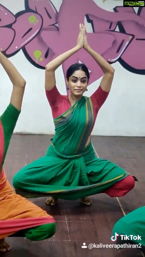 Abhirami Venkatachalam Instagram - Throwback to the practice session with my brother @kaliveerapathiran ♥️♥️♥️ and our girls .... ♥️ @abhila__a__s @ramithasree_m Ramya and chippy Choreography by @kaliveerapathiran Misra alarippu Theme - water (நீர்)