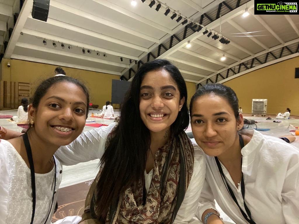 Abhirami Venkatachalam Instagram - Blissful time in Hatayoga class... the best ever time as always #yoga #life #guru #trust #live #positive #happiness #smile #humble #kind #hatayoga #isha #abhiramivenkatachalam #ammu #kannamma #instagood #instalife #instastory