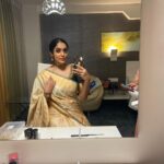 Abhirami Venkatachalam Instagram – Mirror selfie always gives you what you want 🤍🌸 loved the complete look … thanks my darlings @sakthi.makeover & @deetyaboutique … and @indian_media_works always love to be a part of whatever you ppl do… thanks for the doctorate too… means the world to me 🤍🤍🤍 #saree #traditional #smile #hugs #positive #vibes #happy #vibes #mirror #selfie #abhiramivenkatachalam #ammu #yourstruly #kannamma #insta #instagram #instagood #instalikes #instalife #chennai #coimbatore #tamilcinema