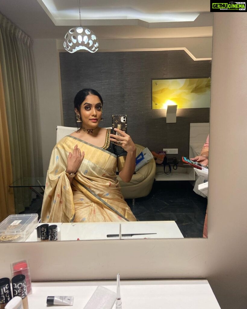 Abhirami Venkatachalam Instagram - Mirror selfie always gives you what you want 🤍🌸 loved the complete look ... thanks my darlings @sakthi.makeover & @deetyaboutique ... and @indian_media_works always love to be a part of whatever you ppl do... thanks for the doctorate too... means the world to me 🤍🤍🤍 #saree #traditional #smile #hugs #positive #vibes #happy #vibes #mirror #selfie #abhiramivenkatachalam #ammu #yourstruly #kannamma #insta #instagram #instagood #instalikes #instalife #chennai #coimbatore #tamilcinema