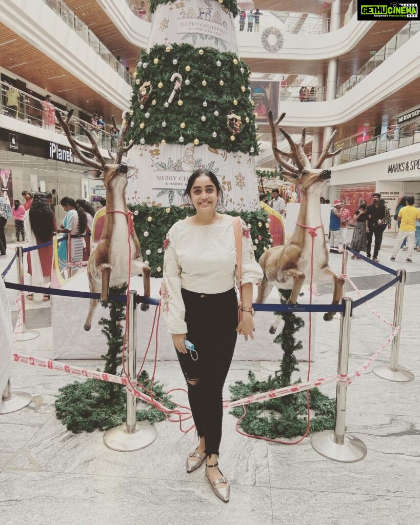 Abhirami Venkatachalam Instagram - Super tired still geared up for the day 🌸 merry Christmas to my lovelies 🎄♥️ lots and lots of love 😘 #christmas #wishes #wish #love #spreadlove #spread #kindness #positivevibes #happy #vibes #hugs #kisses #abhiramivenkatachalam #ammu #yourstruly #kannamma #insta #instagram #instagood #instalife #instalike #coimbatore #tamilcinema #tamilnadu Brookefields Shopping mall