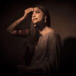 Abhirami Venkatachalam Instagram - That bindi adjusting moment✨ #abhiramivenkatachalam #av PS- I love you fam