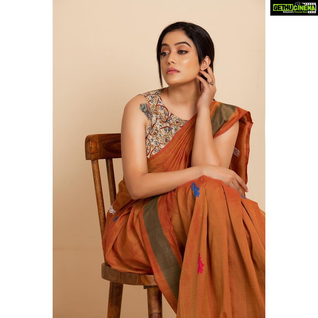Abhirami Venkatachalam Instagram - Campaign for my all time favourite @isha.life.india π§‘ Photography- @vinodkumar_karthikeyan Makeup&hair- @ramya_shiva such an amazing team to work with , and super super talented π€ #saree #traditional #posing #ishashoppe #love #life #selflove #positivevibes #smile #hugs #kisses #abhiramivenkatachalam #ammu #yourstruly #chennai #tamilcinema #reels #memes
