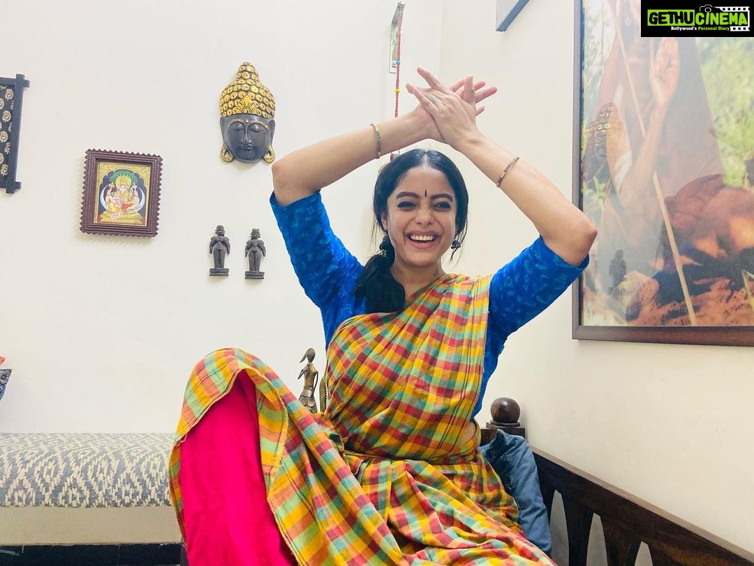 Abhirami Venkatachalam Instagram - Fun putting thalam like a pro but when it goes flop , sirichu mazhupifying 🤣 then comes the posing ... as usual PC- amma 😘 #dancer #life #fun #enjoy #every #moment #live #fullest #keepsmiling #positive #selflove #hugs #saree #traditional #abhiramivenkatachalam #ammu #yourstruly #chennai #instagram #insta #tamilcinema