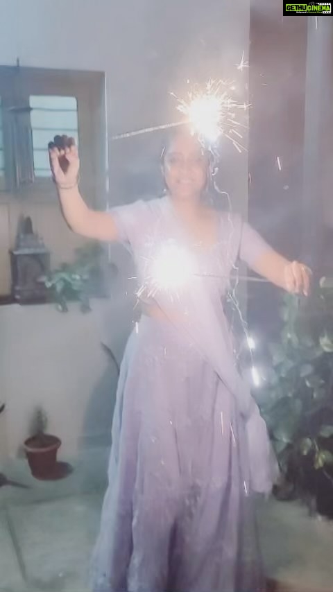 Abhirami Venkatachalam Instagram - Throwback to Diwali fun💜 kambimaththapu ✨✨✨ Video- @iamkrishnakumar.v my thambi 😄😋 #throwback #fun #keepsmiling #positive #life #love #family #time #kadhalcricket #nayanthara #hiphoptamizha #tamil #tamilcinema #abhiramivenkatachalam #ammu #yourstruly #me