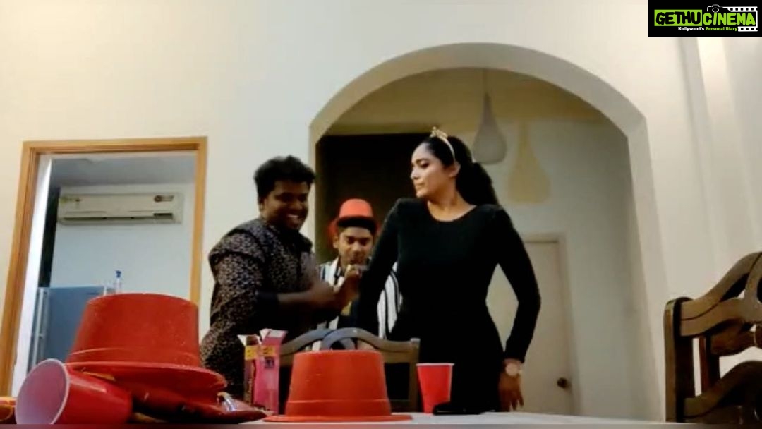 Abhirami Venkatachalam Instagram - We trying to recreate “vanden vanden meendum nane vanden “ from panchathandiram... 🤣🤣🤣but semma flop... @s.r.rajkamal juice kudichutu enjoying the flop scene, he is suppose to be kamal sir ... me and my brother @kaliveerapathiran trying to do simran mam’s and Ramya mam’s role 🙈 .... throwback to our appus bachelorette 💃🏻 time gap la fun 😛 I just laughed so much that day... missing you all my chellams .... #friends #family #fun #bestie #kalakshetra #alumni #dance #laugh #onelife #selflove #abhiramivenkatachalam #ammu #chennai #tamilcinema #panchathanthiram #kamalhasan #simran #ramyakrishna #memories