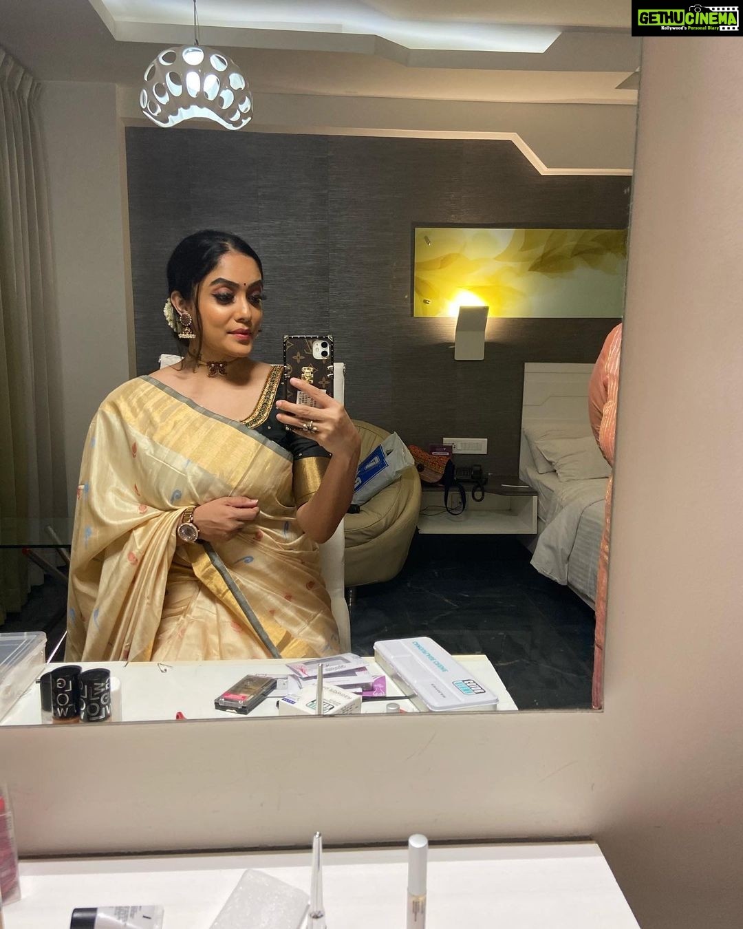 Abhirami Venkatachalam Instagram - Mirror selfie always gives you what you want π€πΈ loved the complete look ... thanks my darlings @sakthi.makeover & @deetyaboutique ... and @indian_media_works always love to be a part of whatever you ppl do... thanks for the doctorate too... means the world to me π€π€π€ #saree #traditional #smile #hugs #positive #vibes #happy #vibes #mirror #selfie #abhiramivenkatachalam #ammu #yourstruly #kannamma #insta #instagram #instagood #instalikes #instalife #chennai #coimbatore #tamilcinema